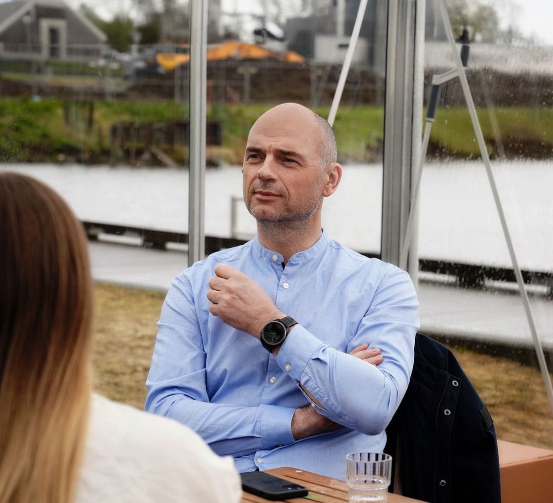 maður situr í gróðurhúsi 