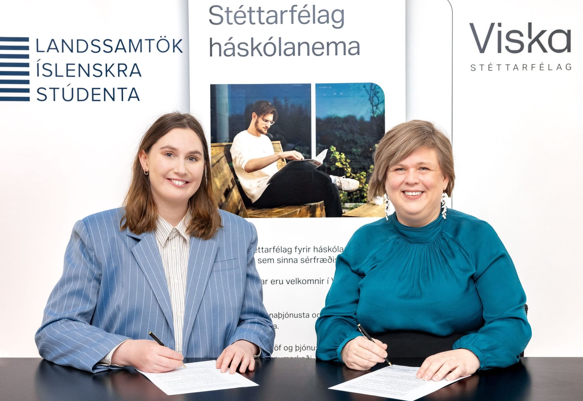 Brynhildur Heiðar- og Ómarsdóttir formaður Visku og Alexandra Ýr van Erven forseti LÍS undirrita samstarfssamning