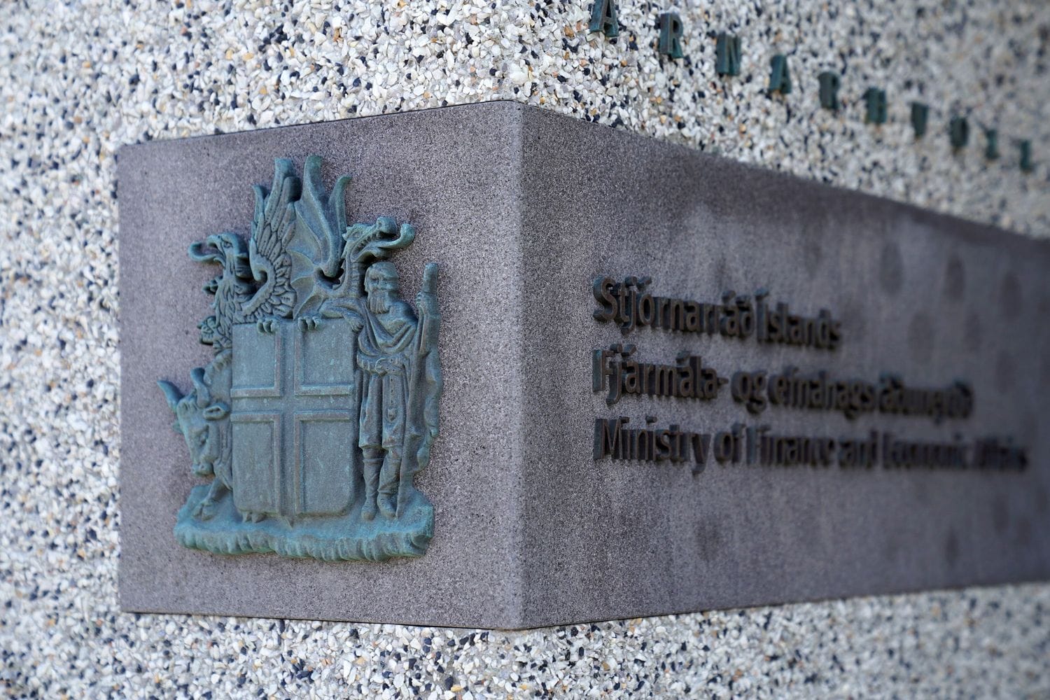 Fjármála- og efnhagsráðunreytið skjaldamerki á vegg