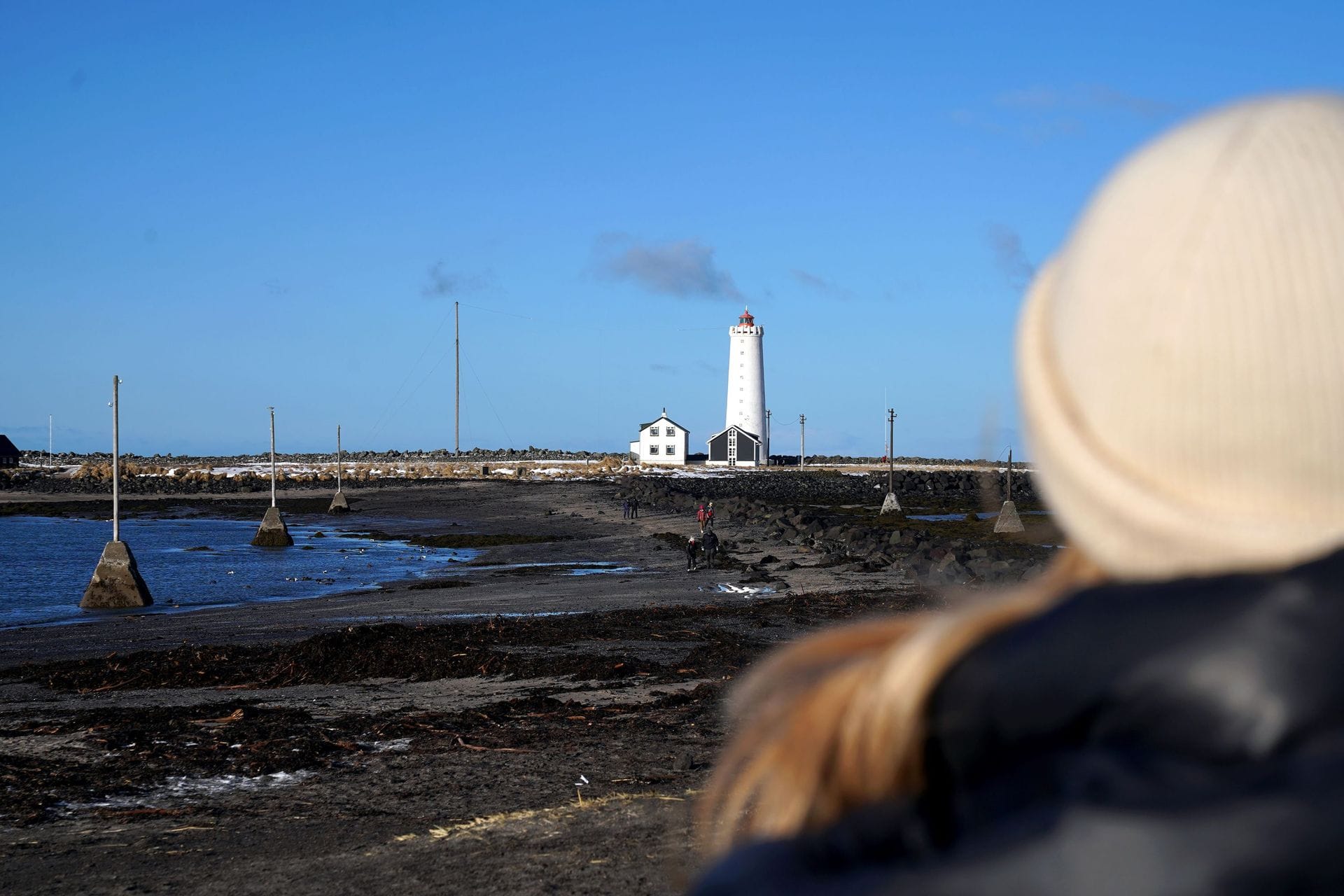 grótta-viti-manneskja snýr baki