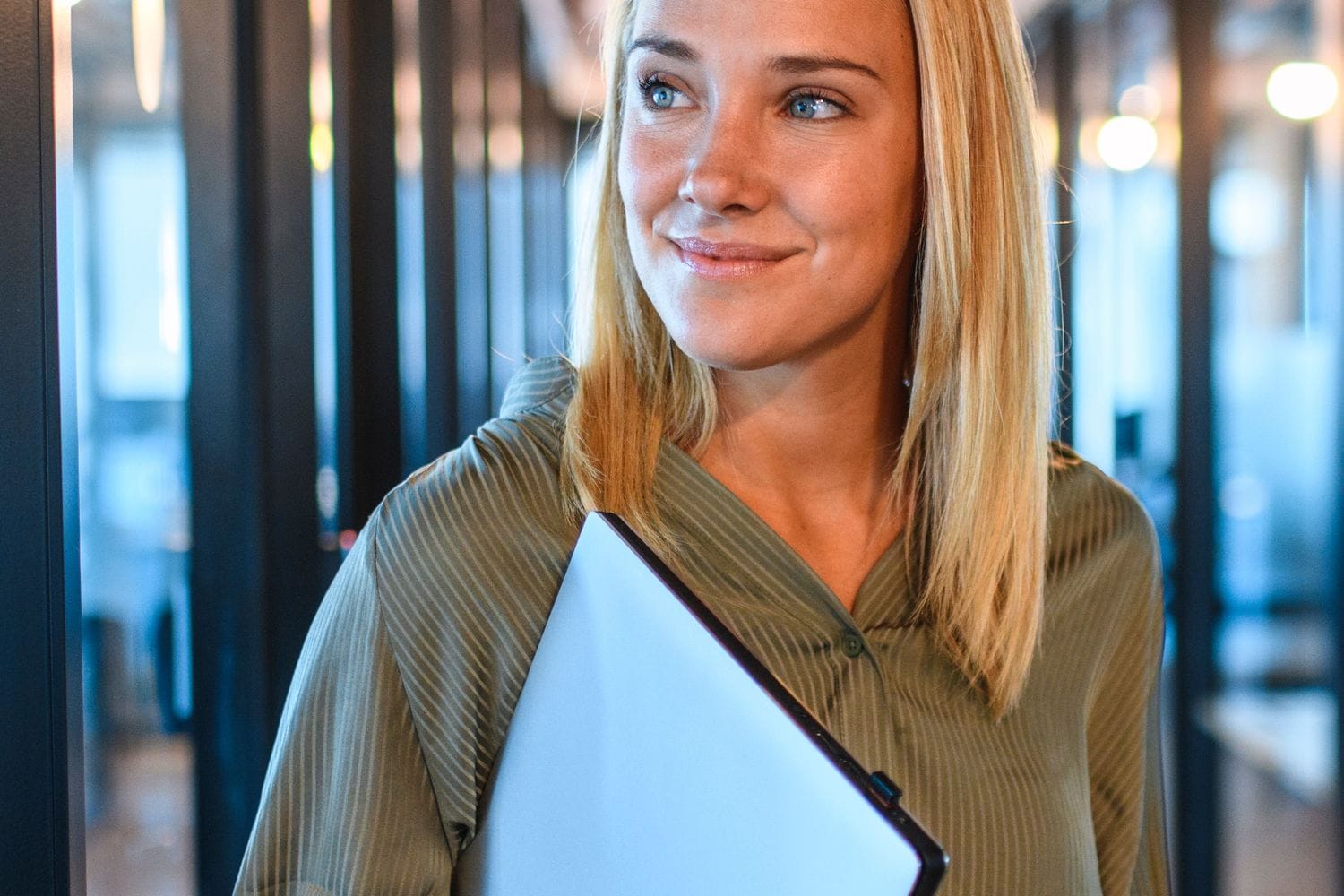 Kona á gangi með tölvu