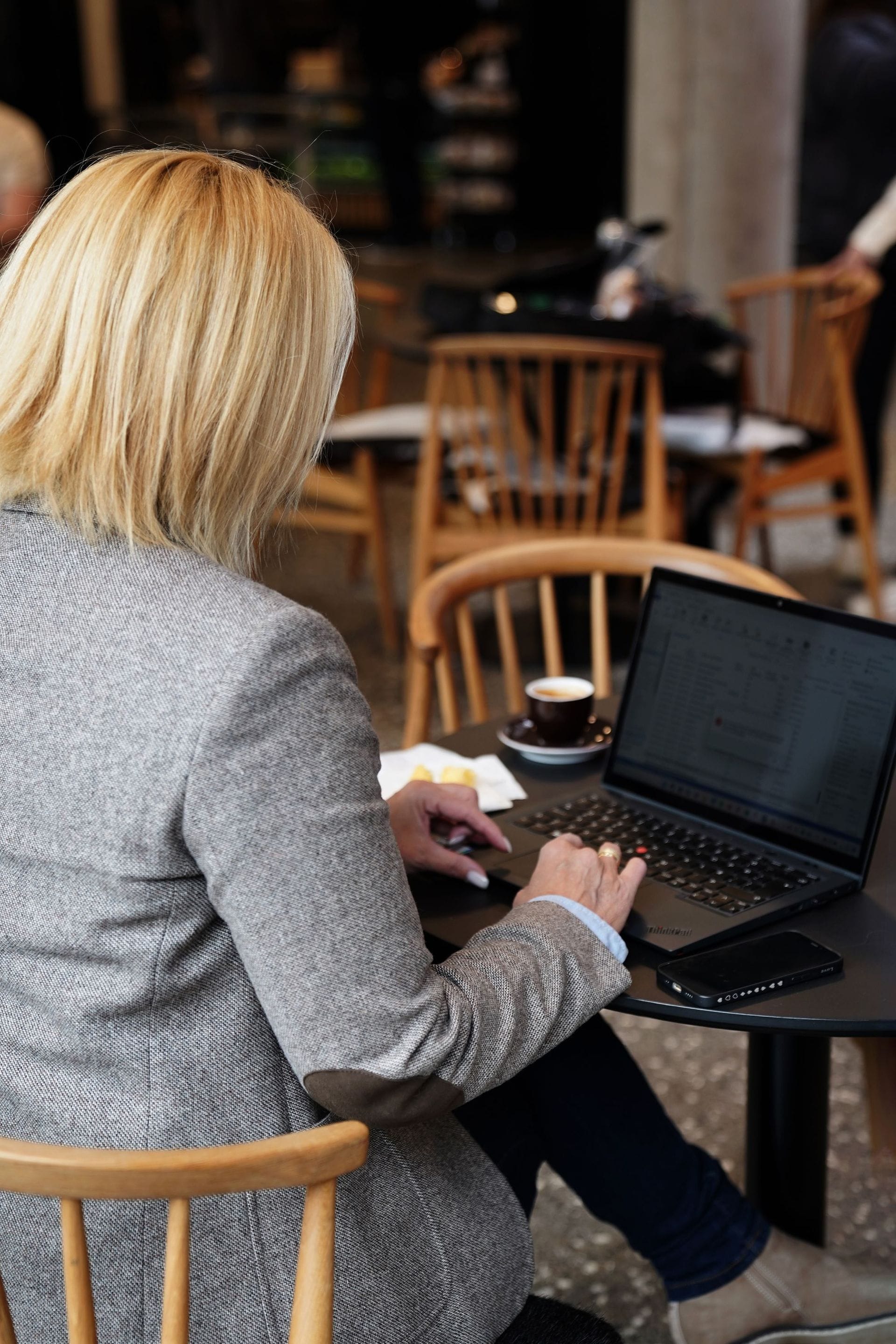 Kona í tölvu snýr baki í myndavélina