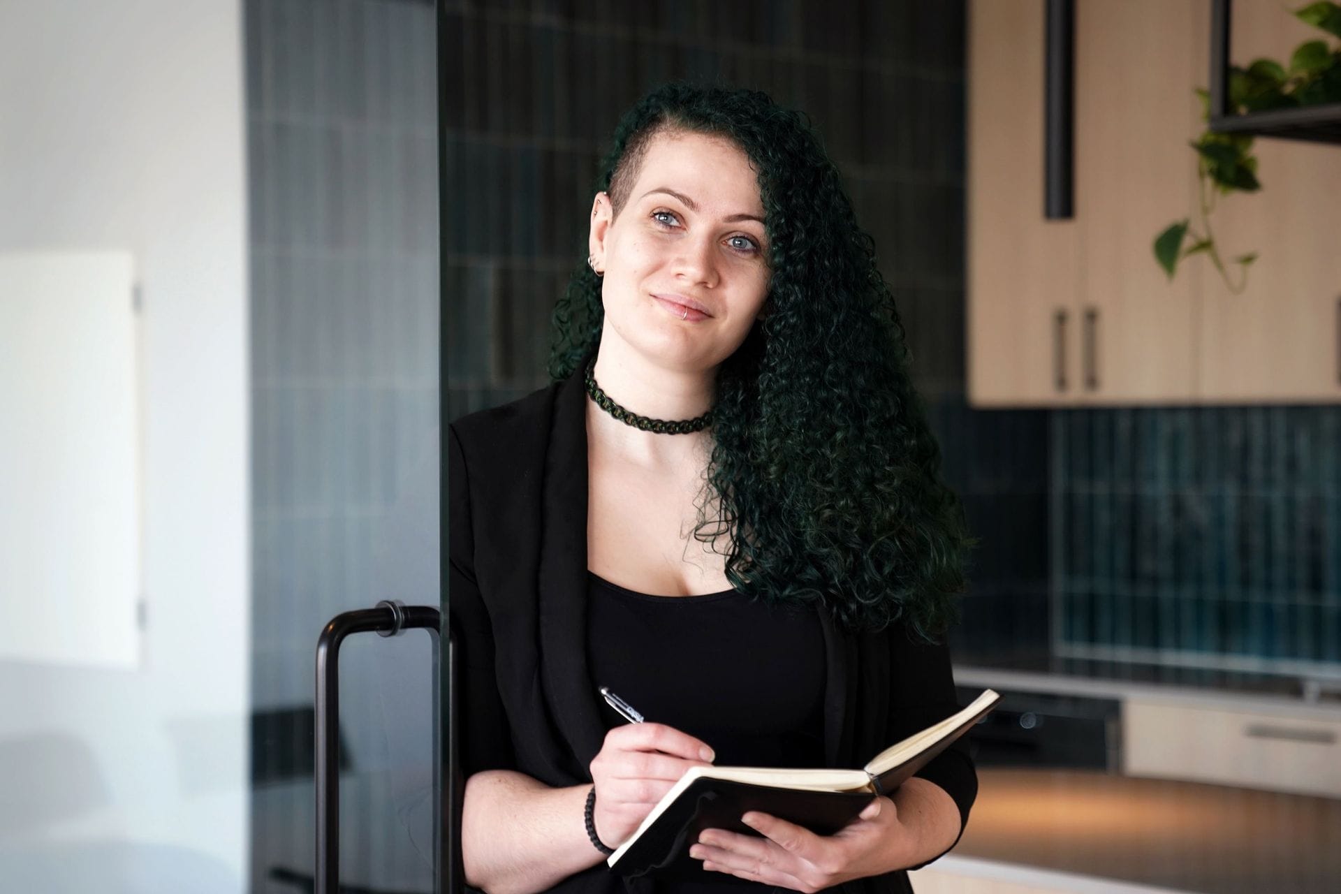 kona svart hár skrifblokk