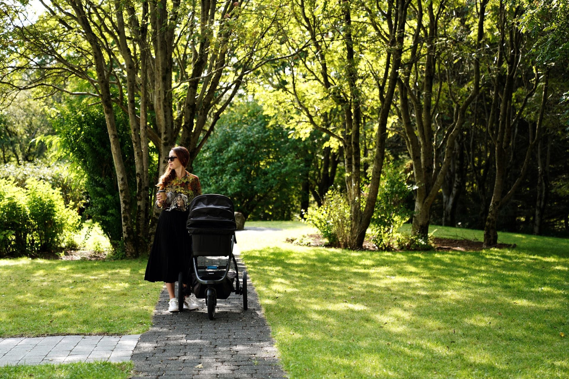 Kona út að ganga með barnavagn