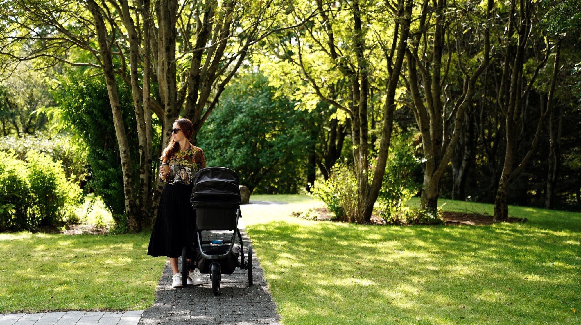 Kona út að ganga með barnavagn