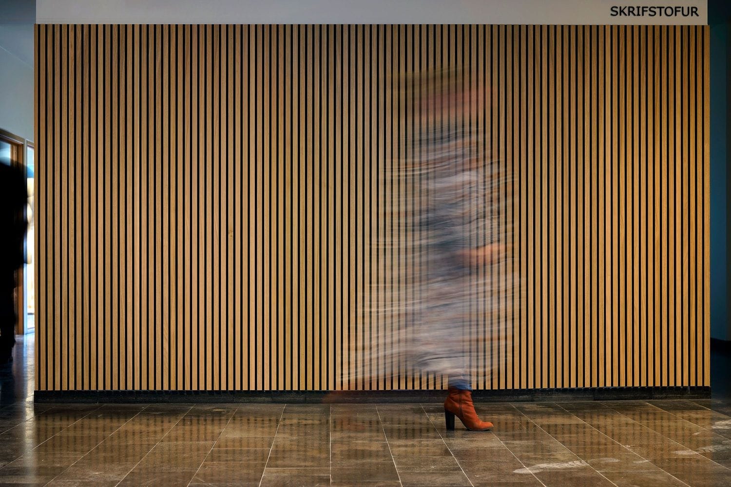 Manneskja sem sést ekki að labba