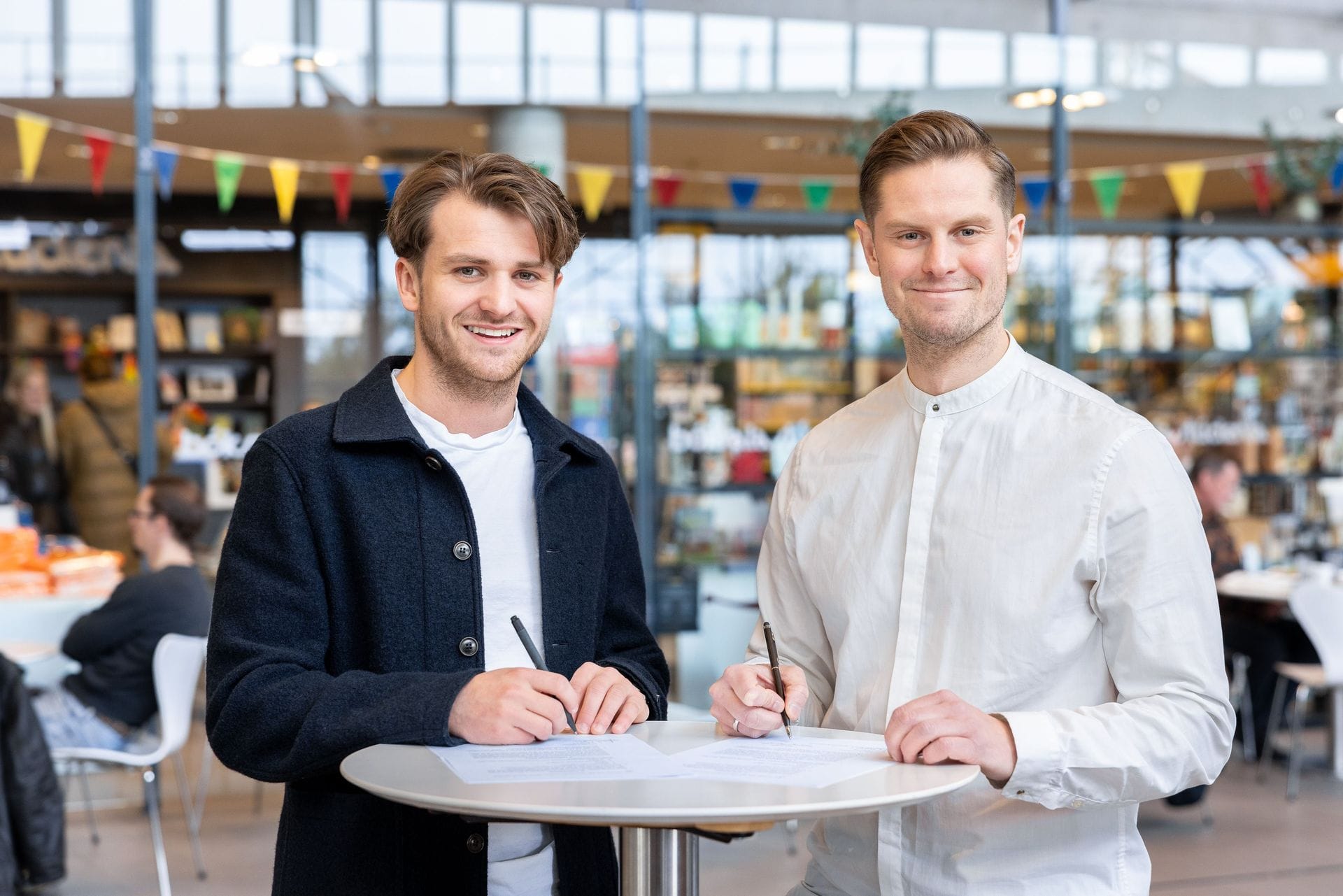 SHÍ og Viska undirrita samstarfssamning