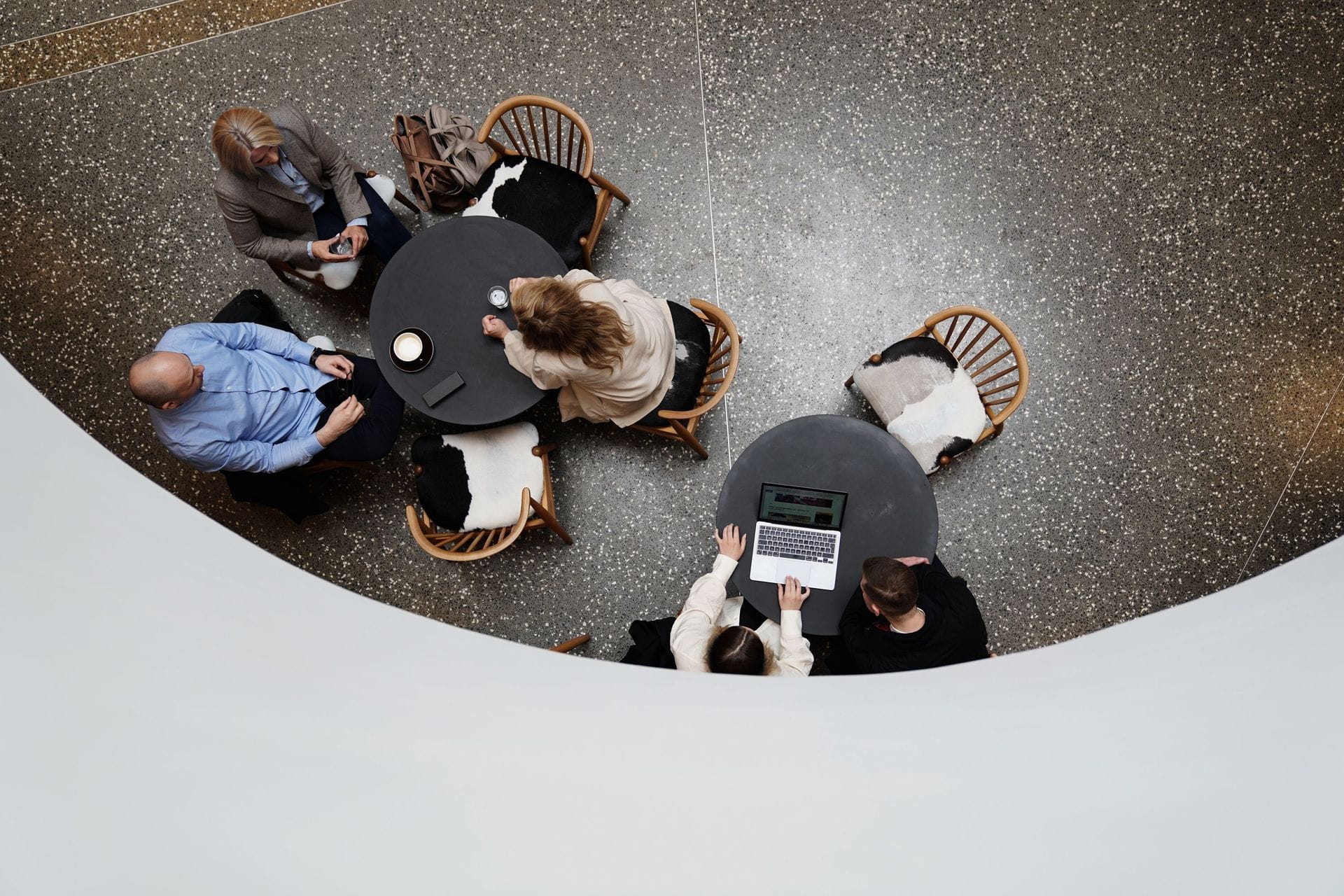 Sitjandi manneskjur þar sem mynd er tekin ofan frá
