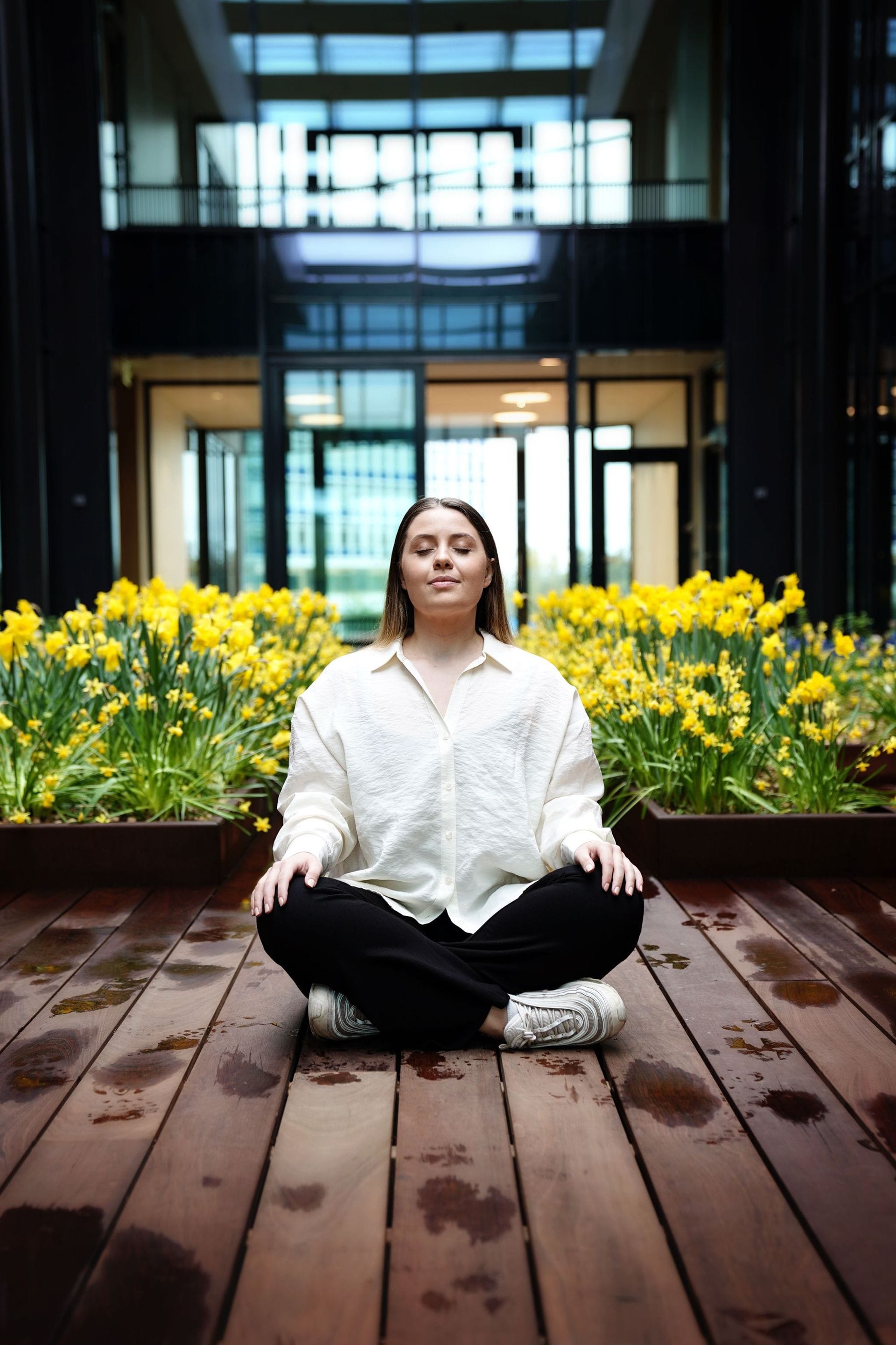 Ung kona að hugleiða