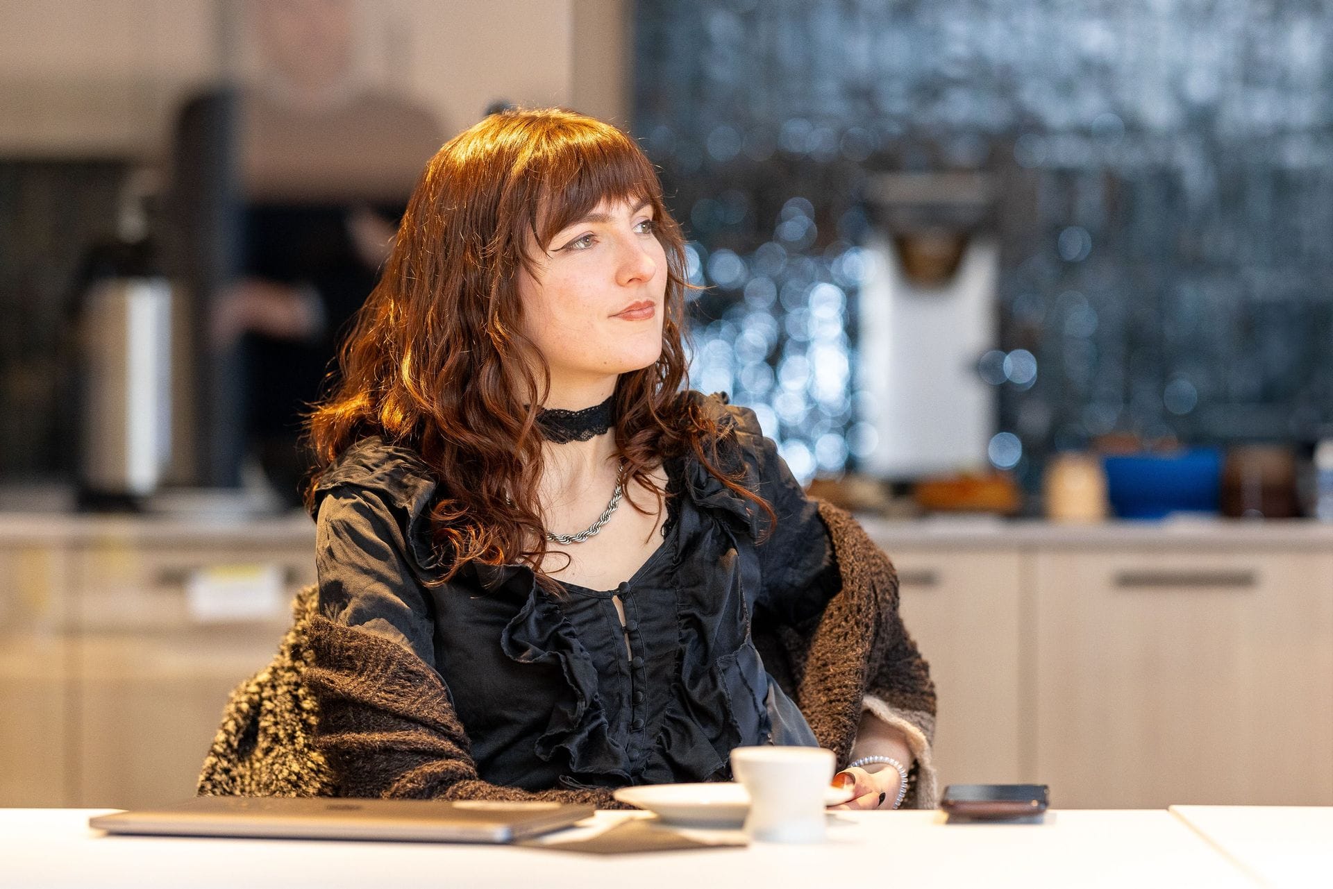 ung kona horfir ekki beint í myndavél