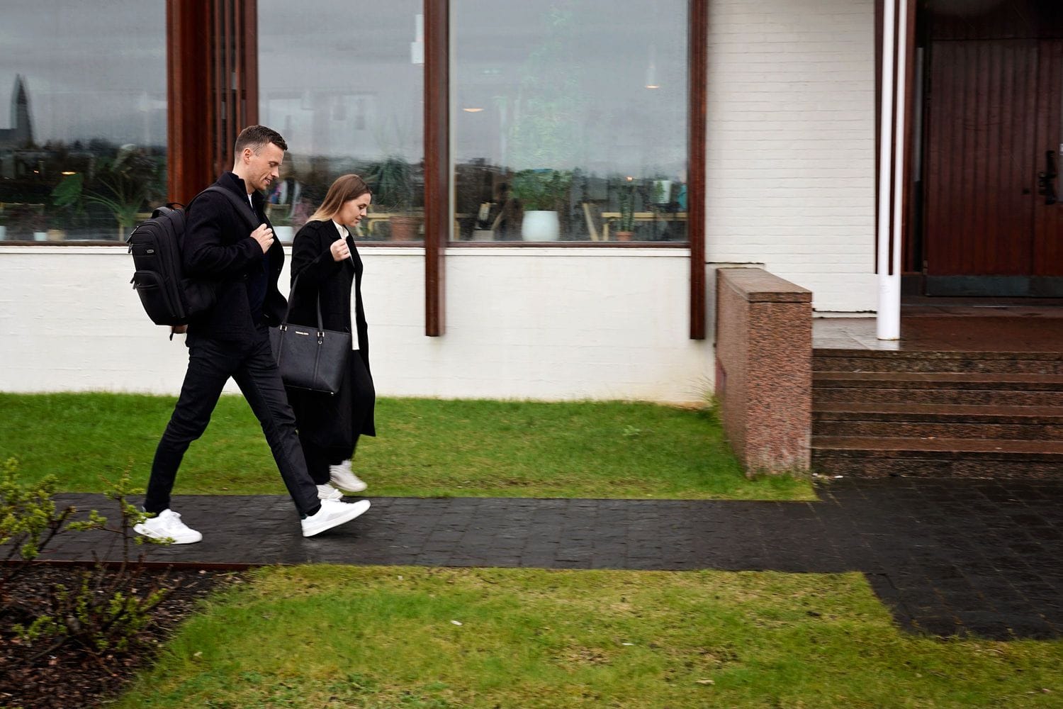 Ungt fólk út að labba