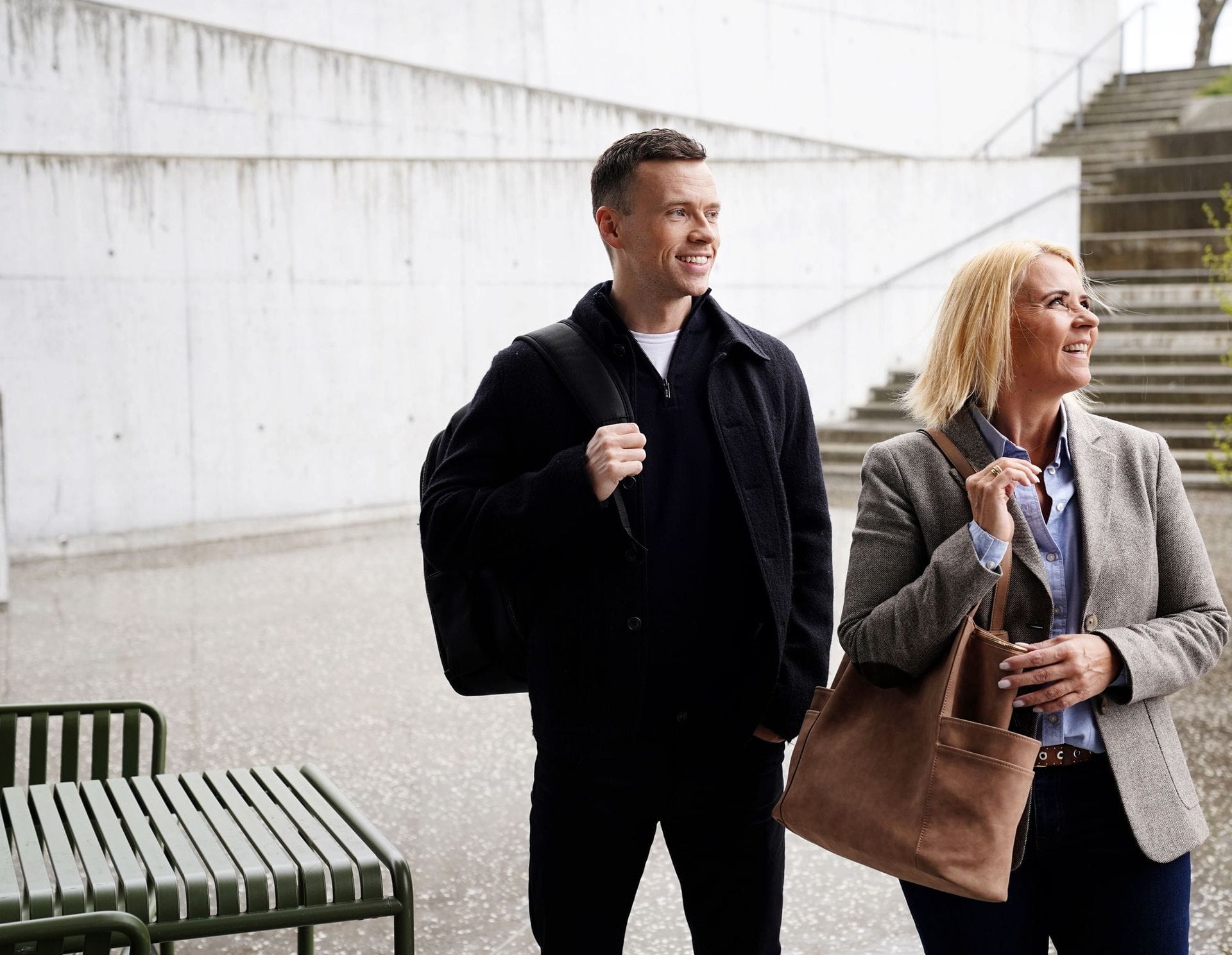 Ungur maður og kona standa úti - Hero á faghópar