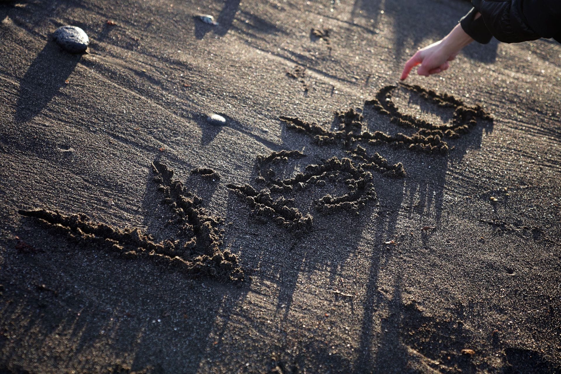 Viska skrifað í sandinn, mynd tekið á ská