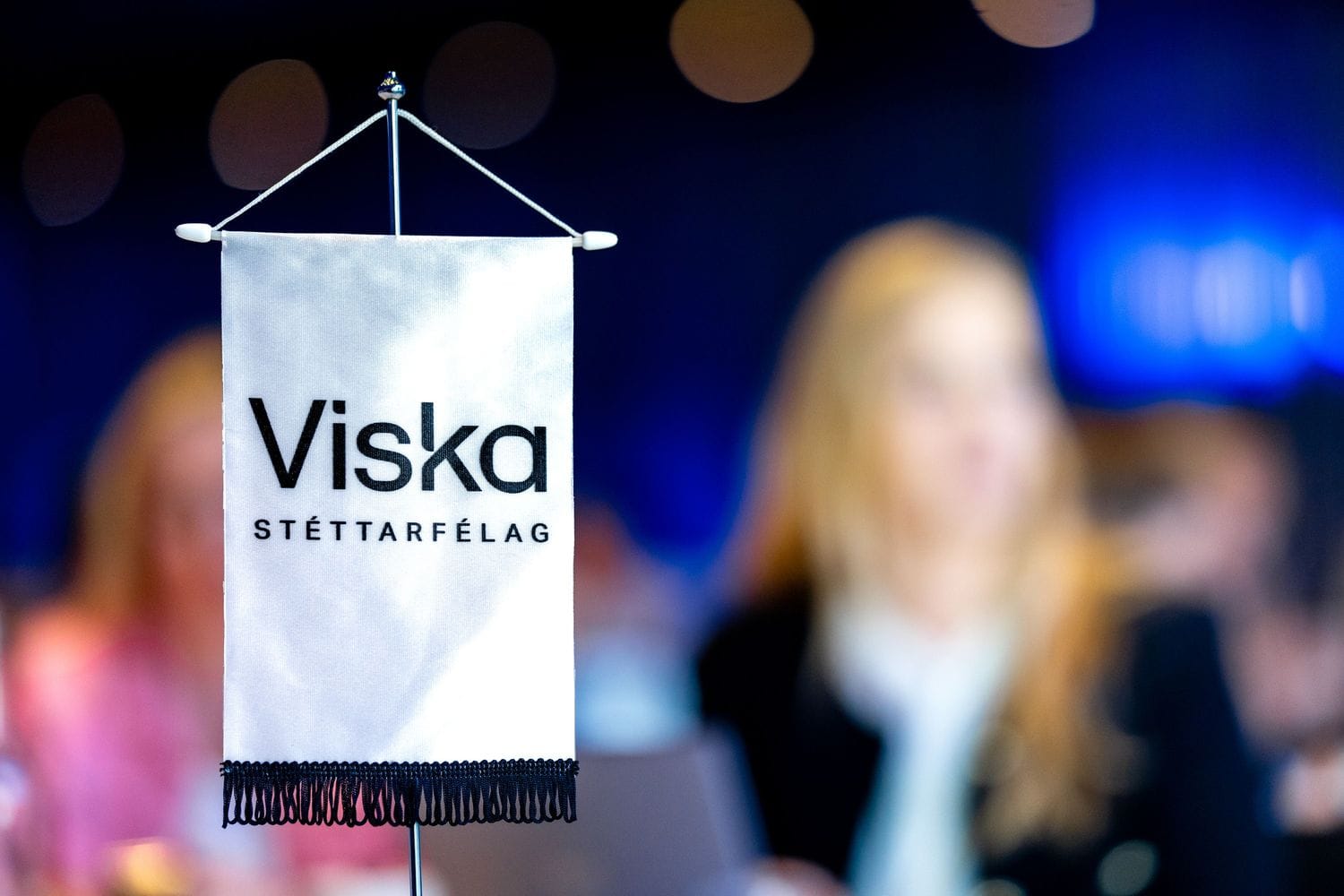 visku borðfáni með manneskju í bakgrunn